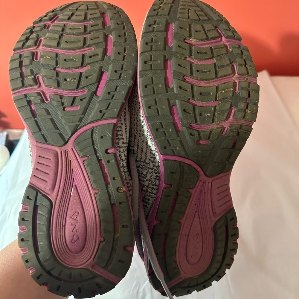 Brooks athletic shoes - Picture 5 of 5